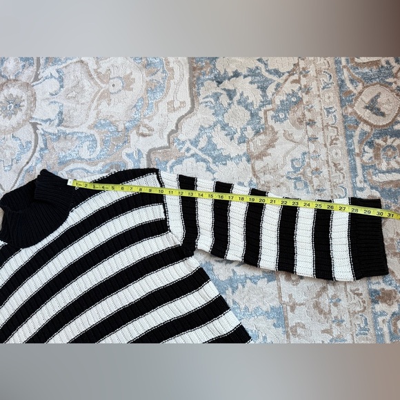 Cool and classy Vince Camuto black and White knit chunky, cropped sweater XL - Picture 9 of 11